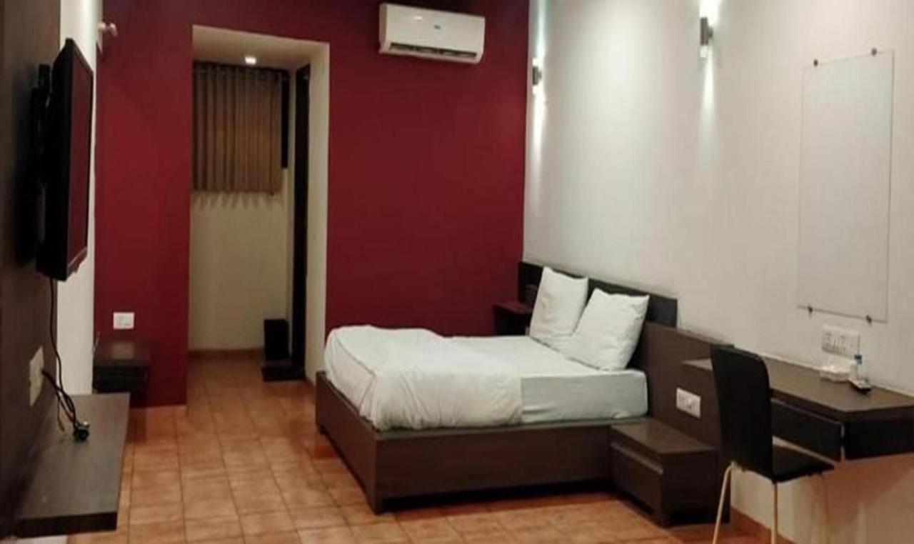 Hotel Sun N Step Club 아흐메다바드 외부 사진