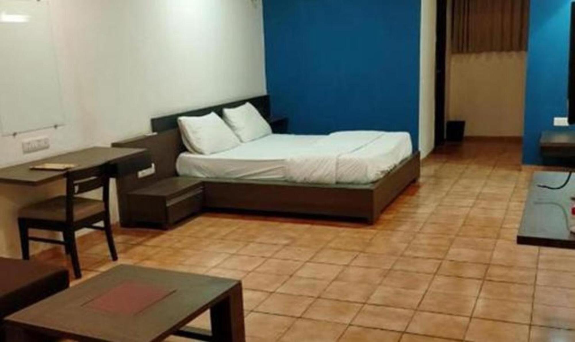 Hotel Sun N Step Club 아흐메다바드 외부 사진