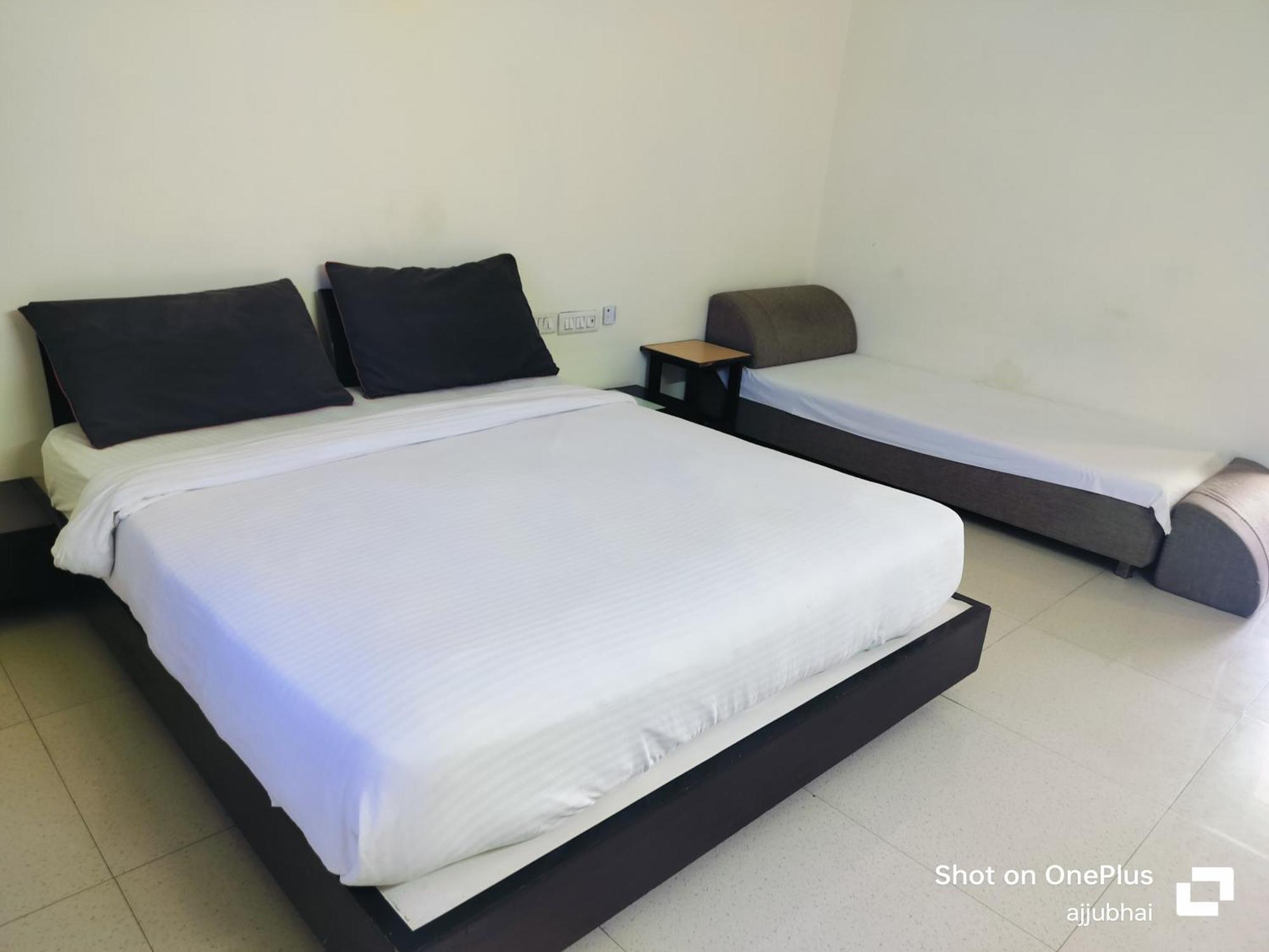 Hotel Sun N Step Club 아흐메다바드 외부 사진