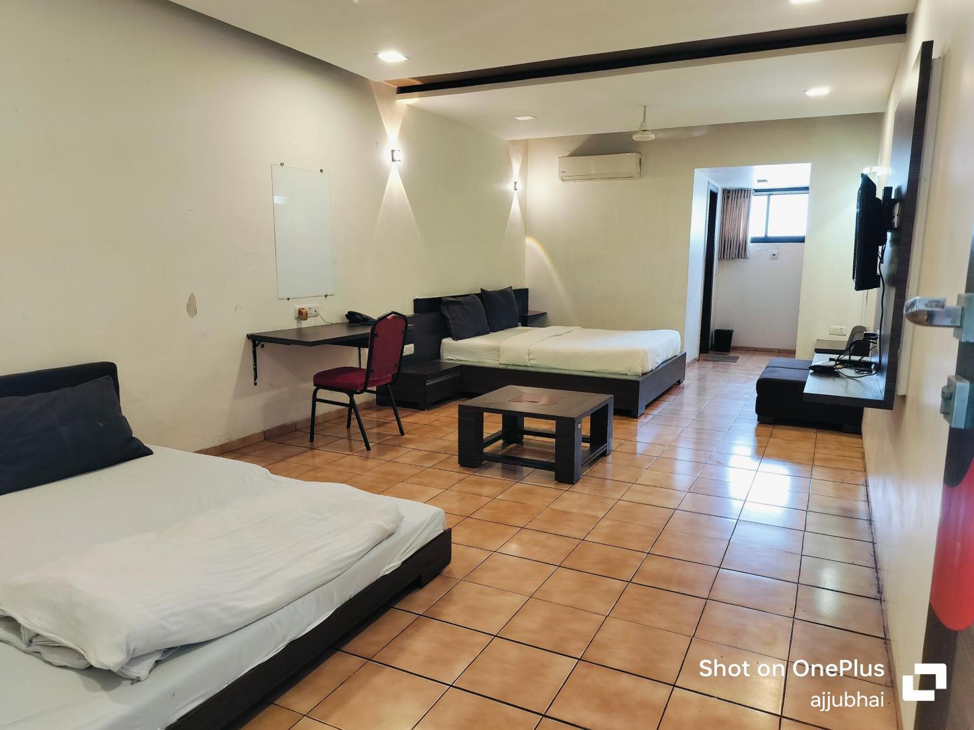 Hotel Sun N Step Club 아흐메다바드 외부 사진