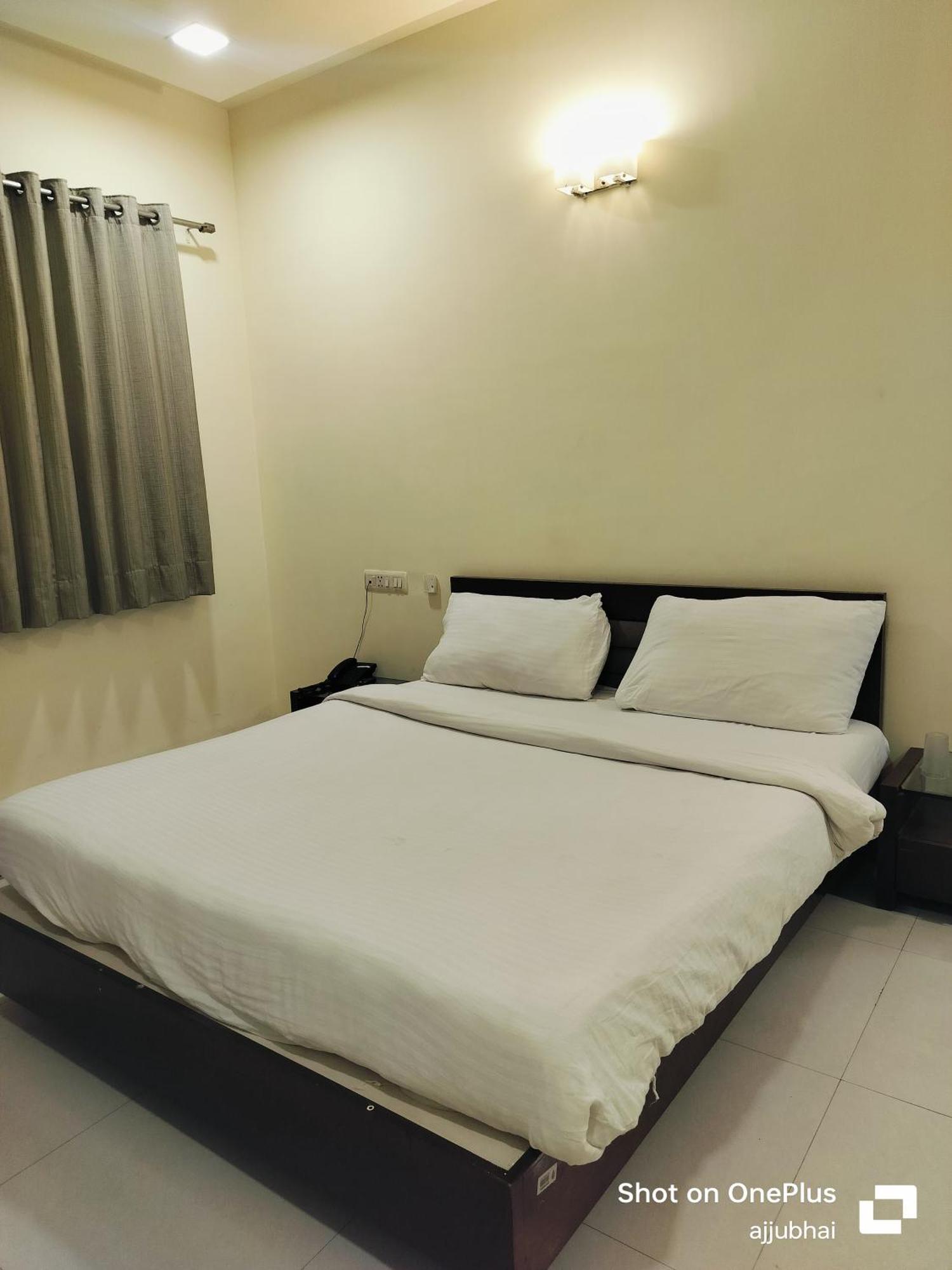Hotel Sun N Step Club 아흐메다바드 외부 사진