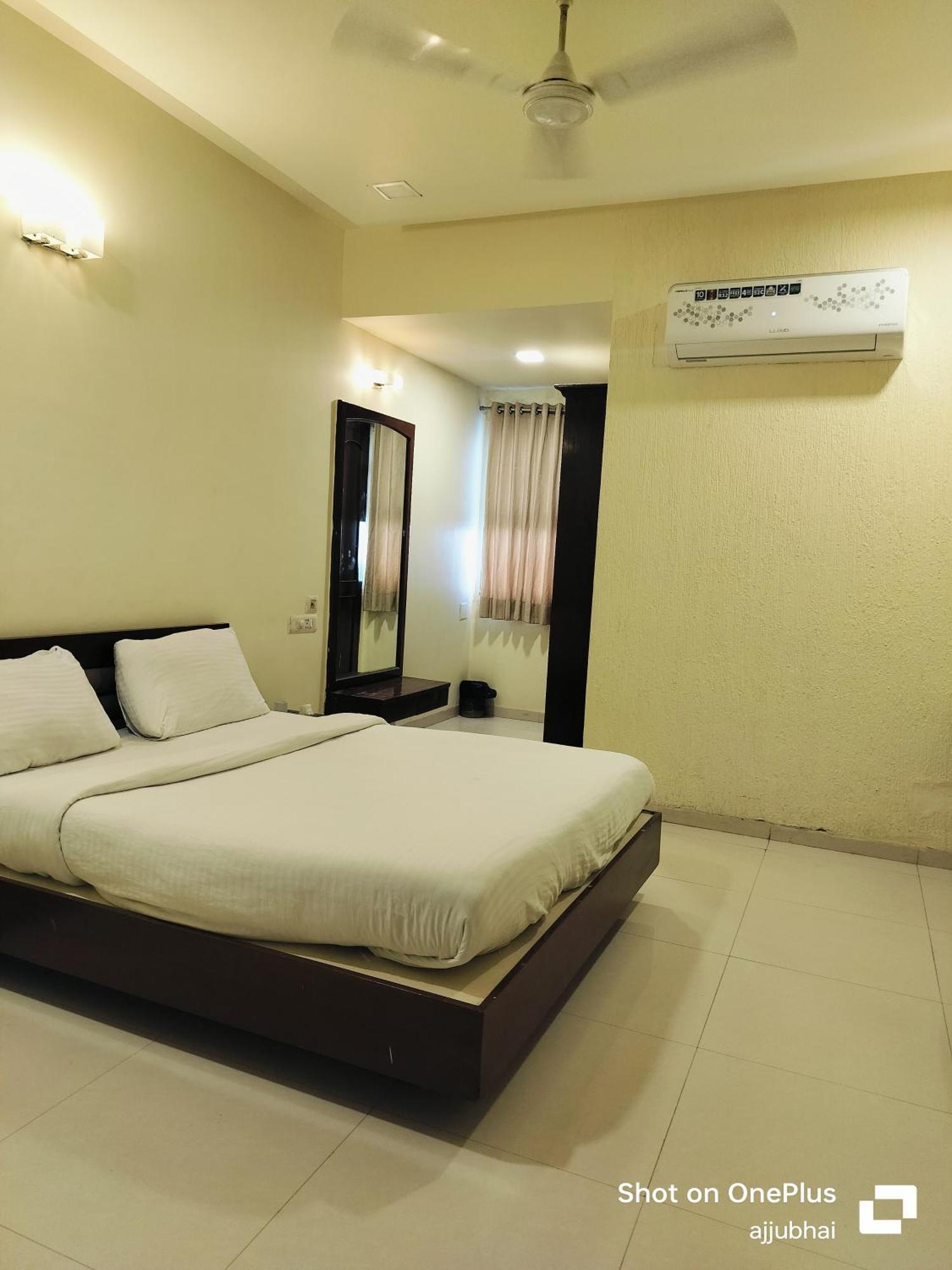 Hotel Sun N Step Club 아흐메다바드 외부 사진